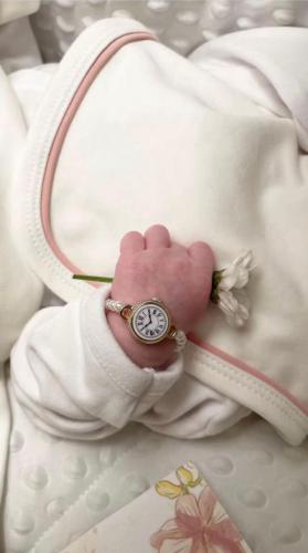 A beautiful birth hour watch does not work
