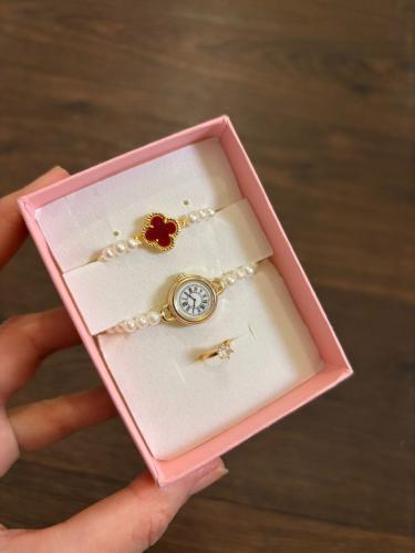 A beautiful watch that does not work with a bracelet and a ring