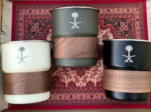 كوب مع شعار سيفين و نخلة