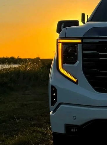 GMC SIERRA 1500 2022/2026 كت تحويل الاضواء النهاريه للأصفر (تعمل فقط في النهار)