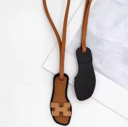 تعليقة صندل H جلد