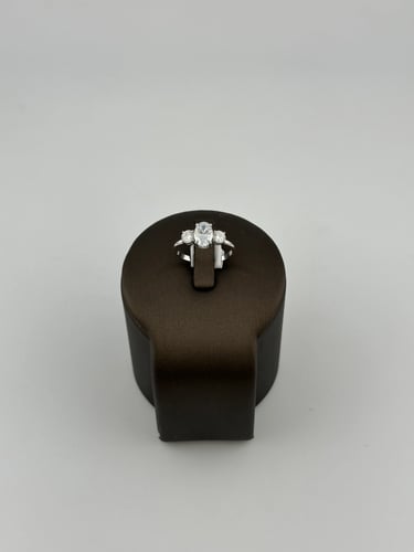 Lab-grown diamond ring Oval