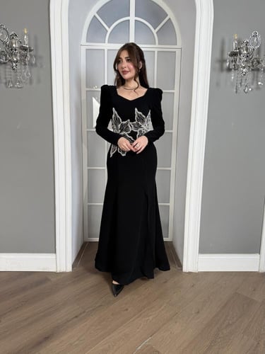 فستان سهرة يتميز بتطريز خيالي