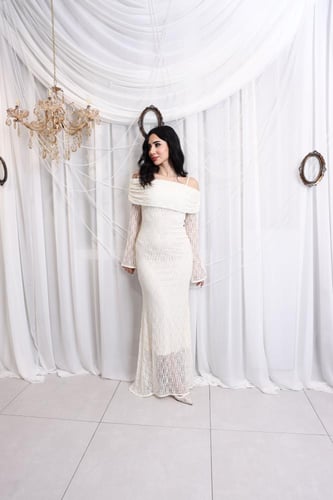 فستان سهرة بلون اف وايت الخيالي