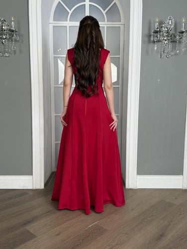 فستان سهرة عنابي مطرز