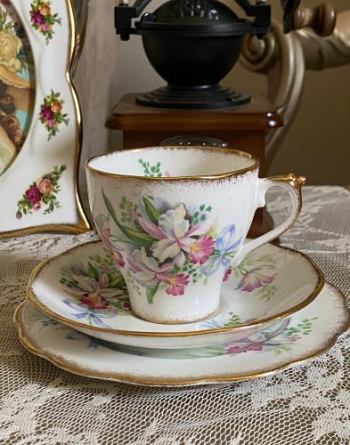 Vintage Roslyn China “Sweet Romance” Floral & Gild...