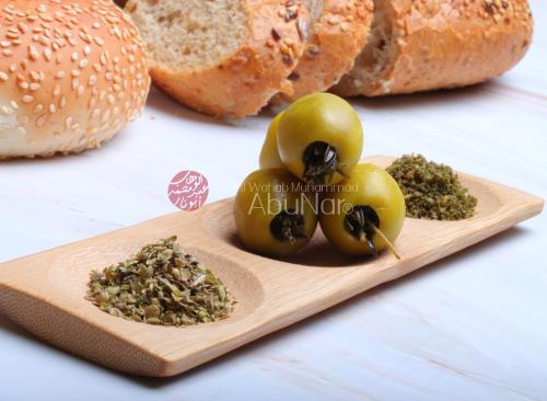 زيتون أخضر محشي زعتر