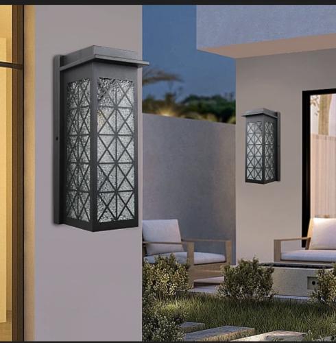 فانوس ذات تصميم مودرن بلمسة معدنية سوداء وزجاج شفا...