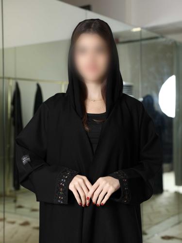 عباية عفرة - عباية سوداء بنقش تراثي فاخر على الظهر...