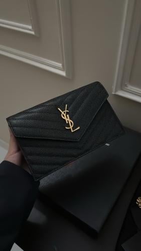 سان لوران سوداء