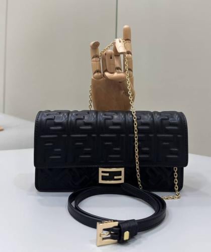 فندي (تحديد اللون واتس)