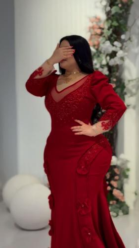 فستان احمر شك
