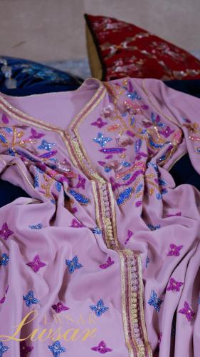 جلابية ست الحسن .شغل يد مليئه بالشك والخرز تعطي ال...