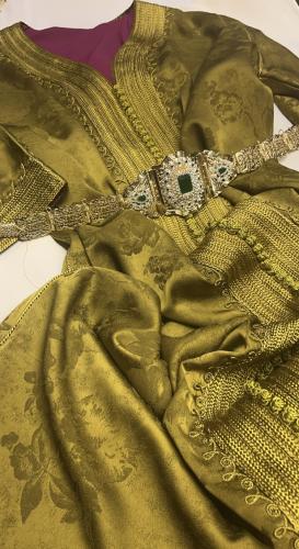 قفطان باللون الزيتي المميز جدا مبطن باللون الفوشي...