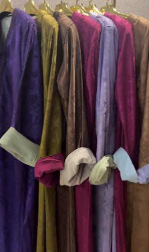 قفطان راقي مزيج لونين وقماش مزركش بنقشات من نفس ال...