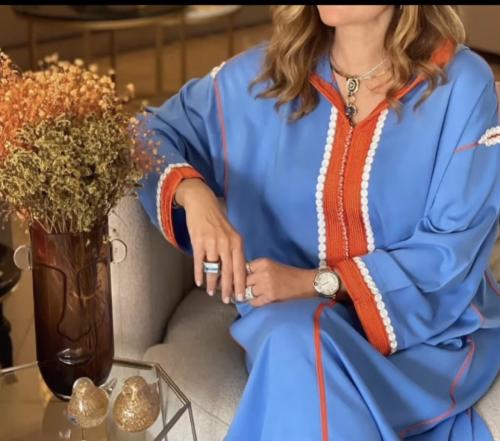 جلابه باللون الازرق البحري والتطريز بالخيوط الاورن...