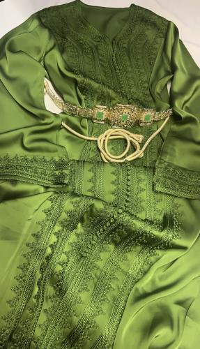 قفطان بلون الاخضر العشبي جميل جدا ومميز حرير مطروز...
