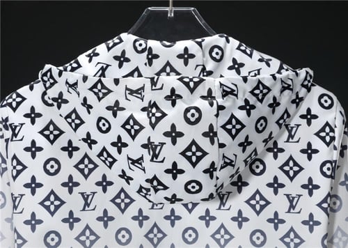 جاكيت LV أبيض بتدرج رمادي