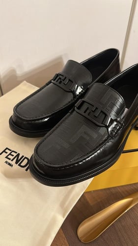 Fendi لوفر اسود
