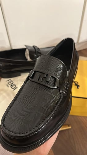 Fendi لوفر اسود