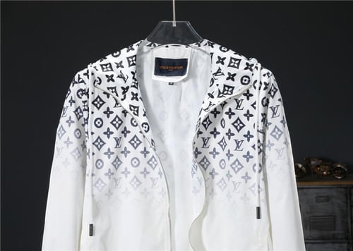 جاكيت LV أبيض بتدرج رمادي
