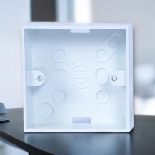 علبة بلاستيك 7*7 خارجي ابيض