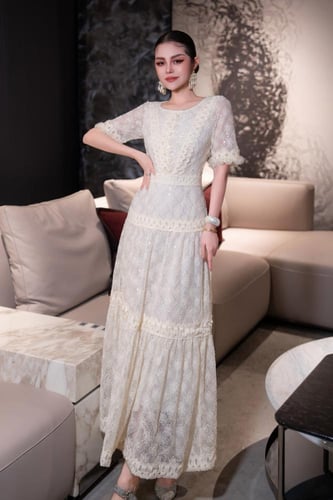 فستان طويل فخم مزيّن بطبقات القيطان