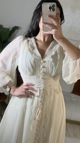 فستان ميدي راقي ناعم مزين بالزراير من نفس الخامه