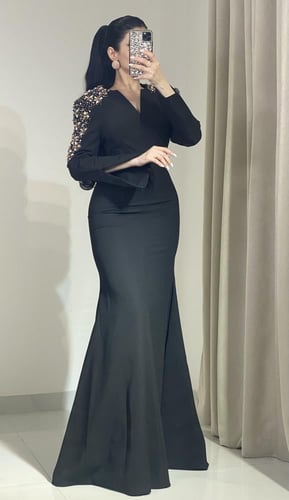 فستان طويل راقي مزين الكريستال واللؤلؤ