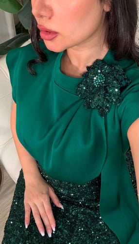 فستان سهرة فخم وراقي مزين بكلفة الوردة