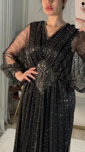 فستان طويل سهرة فخم مزين بخطوط التطريز