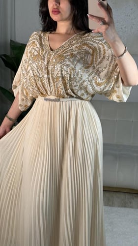 فستان طويل سهرة مطرز بالتطريز الذهبي مع الترتر