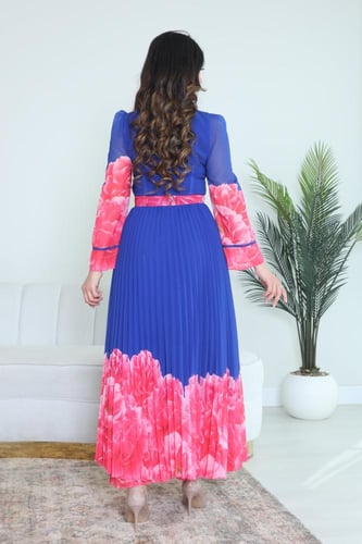 فستان طويل بتوريدات بالاطراف