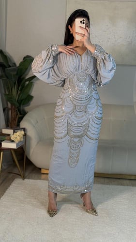 فستان سماوي طويل فخم مرصع بالكريستال