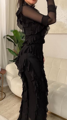 فستان طويل فخم بقصة ترسم الجسم