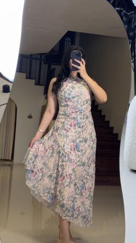 فستان مورد ربيعي قصه ماسكه على الجسم