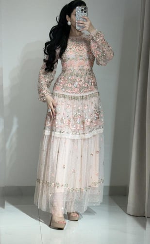 فستان طويل تل بالتطريز المورد