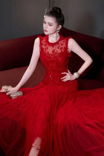 فستان طويل فخم للمناسبات