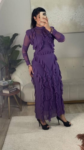 فستان طويل فخم بقصة ترسم الجسم