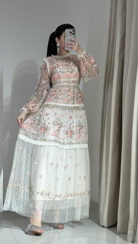 فستان طويل تل بالتطريز المورد