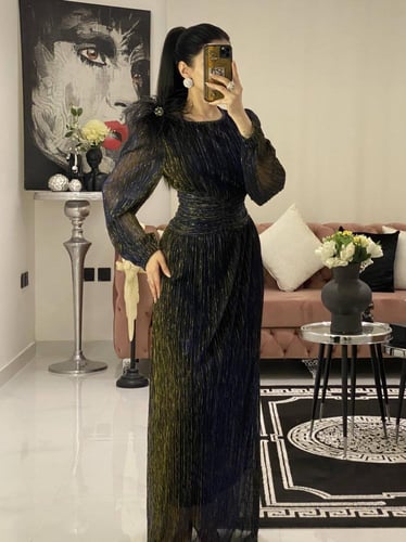 فستان طويل سهرة مزين بكلفه ريش