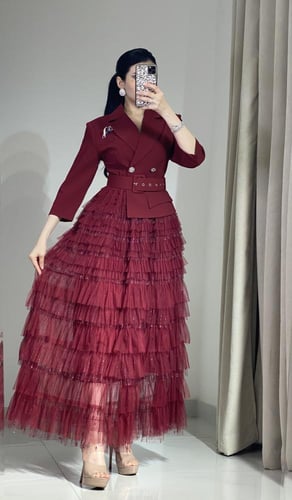 فستان طويل فخم وراقي مزين بحزام