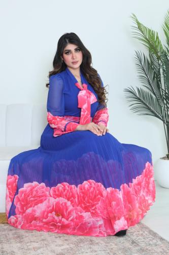 فستان طويل بتوريدات بالاطراف