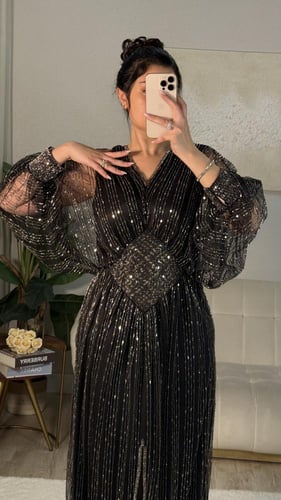 فستان طويل سهرة فخم مزين بخطوط التطريز