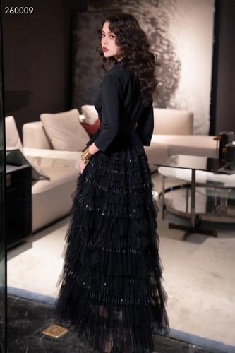 فستان طويل فخم وراقي مزين بحزام