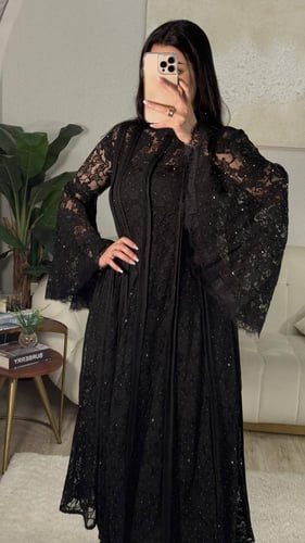 فستان الدانتيل مع بوينت الكريستال نثر على الفستان