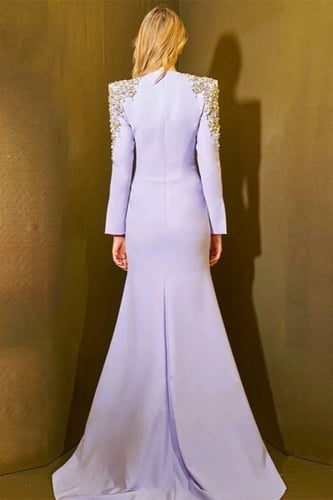 فستان طويل راقي مزين الكريستال واللؤلؤ