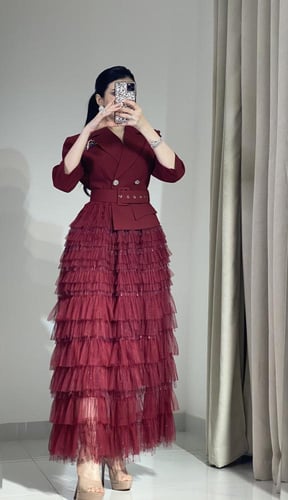 فستان طويل فخم وراقي مزين بحزام