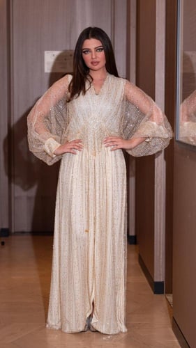 فستان طويل سهرة فخم مزين بخطوط التطريز