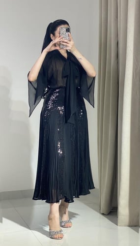 فستان السهرة الناعم مع ربطة العنق